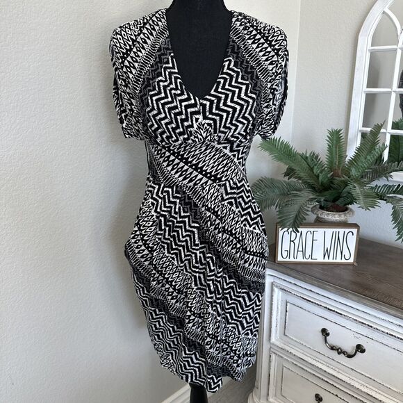 Bisou Bisou Womens Mini Dress With Pockets Michelle Bohbot Size 6 Tribal Blk Wht - Picture 1 of 12
